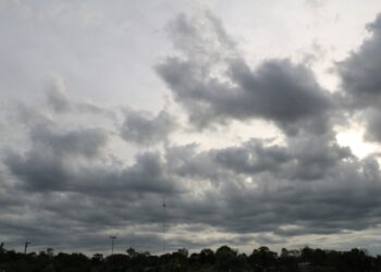 Nubes dispersas a medio nublado en la mañana con algunos chubascos sobre poblados en el sureste del país