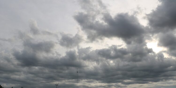 Nubes dispersas a medio nublado en la mañana con algunos chubascos sobre poblados en el sureste del país