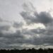 Nubes dispersas a medio nublado en la mañana con algunos chubascos sobre poblados en el sureste del país