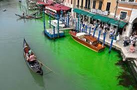 Investigan origen de líquido verde en el Gran Canal de Venecia
