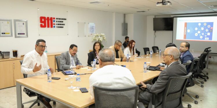 MAP visita las instalaciones del Sistema 9-1-1