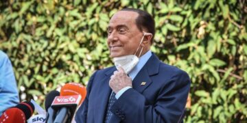 Berlusconi, dado de alta tras 44 días ingresado por complicaciones de la leucemia