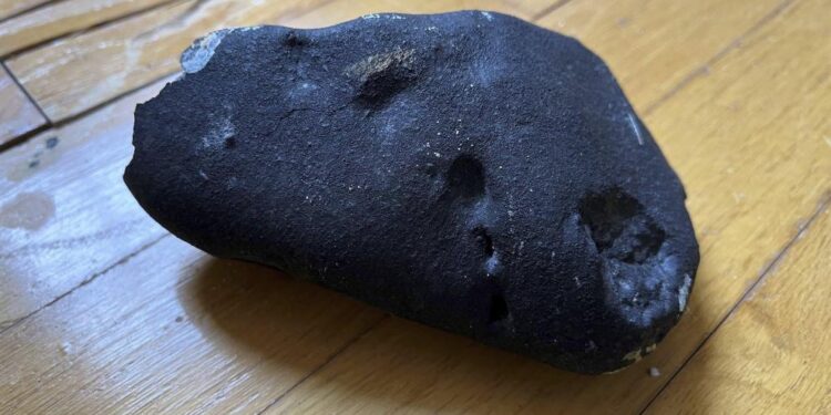Un posible meteorito de 1,8 kilogramos impacta en una vivienda de Nueva Jersey