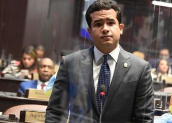 Omar Fernández propone cumbre por la salud para atender crisis del sector