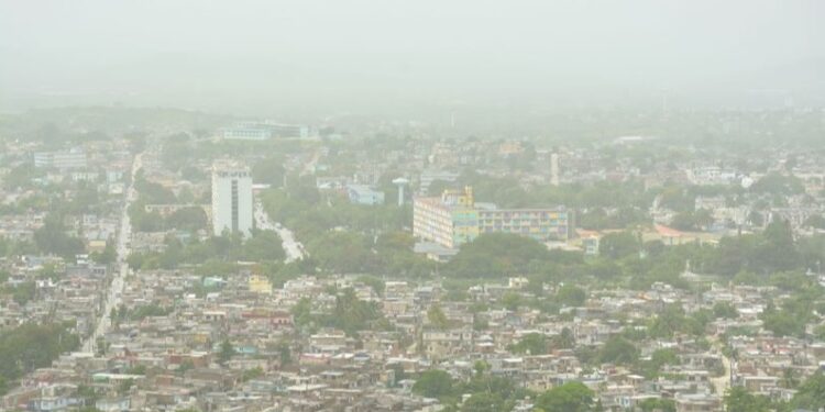 El cielo continuará opaco y grisáceo por las partículas del polvo de Sahara