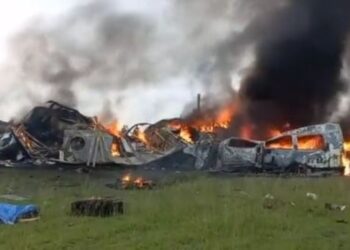 Mueren 26 personas en accidente entre camioneta y un camión de carga en México