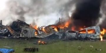 Mueren 26 personas en accidente entre camioneta y un camión de carga en México