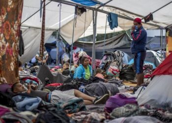 EE.UU. promulga nueva restringe acceso al asilo en frontera con México