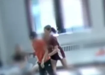 EEUU :Niña de 12 años salva la vida a su hermano mellizo cuando se ahogaba con un trozo de queso