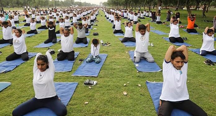 La India bate un récord Guinness con 153.000 participantes en la mayor sesión de yoga