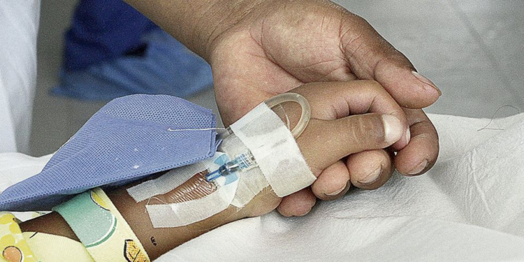 Hospitalizan por envenenamiento a unas 80 niñas en Afganistán