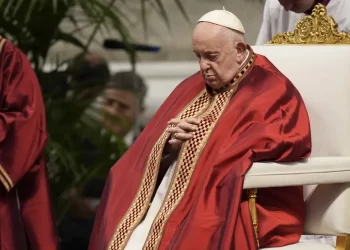 El Papa visita brevemente en hospital para pruebas dos meses después de bronquitis, regresa al Vaticano