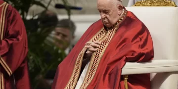 El Papa visita brevemente en hospital para pruebas dos meses después de bronquitis, regresa al Vaticano