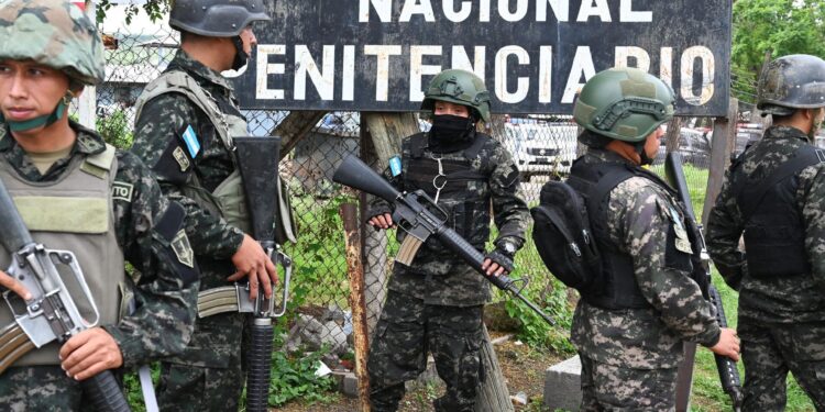 Militares toman control de cárceles en Honduras tras muerte de reclusas