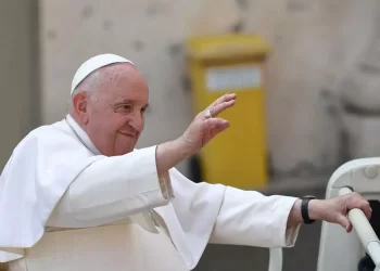 El papa Francisco mejora, ya ha podido levantarse y retomar su trabajo