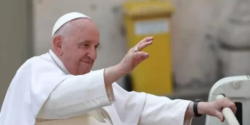 El papa Francisco mejora, ya ha podido levantarse y retomar su trabajo