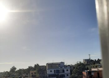 Aguaceros dispersos por vaguada y temperaturas calurosas para este domingo