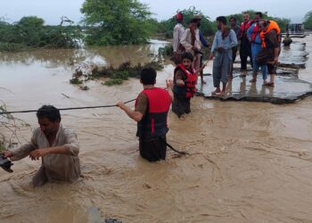La India y Pakistán comienzan a evacuar a miles de personas por el ciclón Biparjoy