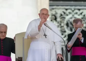 Papa pasa la primera noche hospitalizado tras una operación intestinal