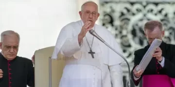 Papa pasa la primera noche hospitalizado tras una operación intestinal