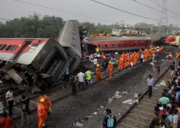 Cesa búsqueda de sobrevivientes tras descarrilamientos en la India que dejaron 280 muertos
