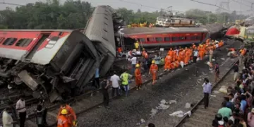 Cesa búsqueda de sobrevivientes tras descarrilamientos en la India que dejaron 280 muertos