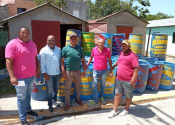 GOLDQUEST dona tanques plásticos para recolección de desechos sólidos en Sabaneta