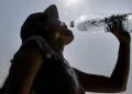 Ministerio de Salud exhorta a la población a beber suficientes líquidos para combatir ola de calor que afecta el territorio nacional