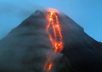 Filipinas evacua a las personas cerca del volcán Mayon, donde más disturbios indican que se avecina una erupción