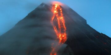 Filipinas evacua a las personas cerca del volcán Mayon, donde más disturbios indican que se avecina una erupción