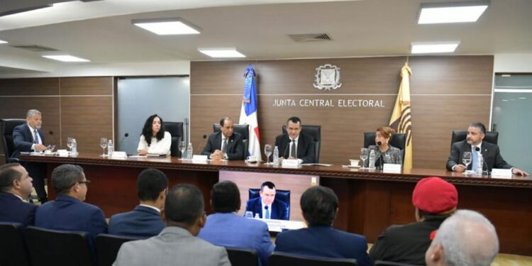 Partidos llevan a la JCE sus reservas de candidaturas