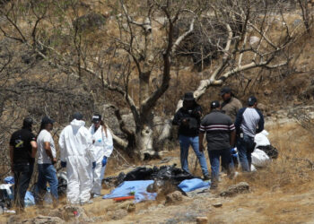 Hallan 45 bolsas con restos humanos en el occidente de México