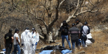 Hallan 45 bolsas con restos humanos en el occidente de México