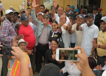 Alcalde Manuel Jiménez lleva soluciones a residentes de El Tamarindo