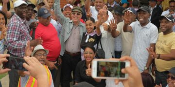 Alcalde Manuel Jiménez lleva soluciones a residentes de El Tamarindo