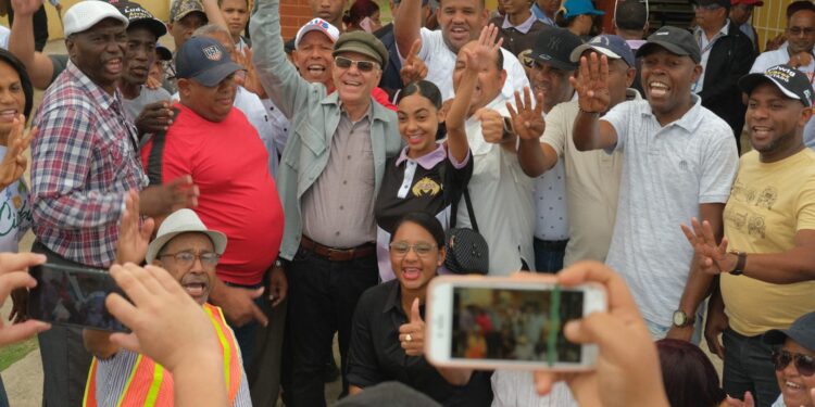 Alcalde Manuel Jiménez lleva soluciones a residentes de El Tamarindo