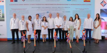 Presidente Abinader concluye jornada de actividades en La Romana y San Pedr