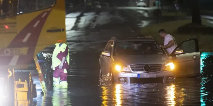 Tormentas y fuertes lluvias inundan carreteras y bloquean vías férreas en Alemania