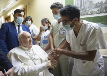 El Papa ingresa en el hospital para ser operado hoy de urgencia