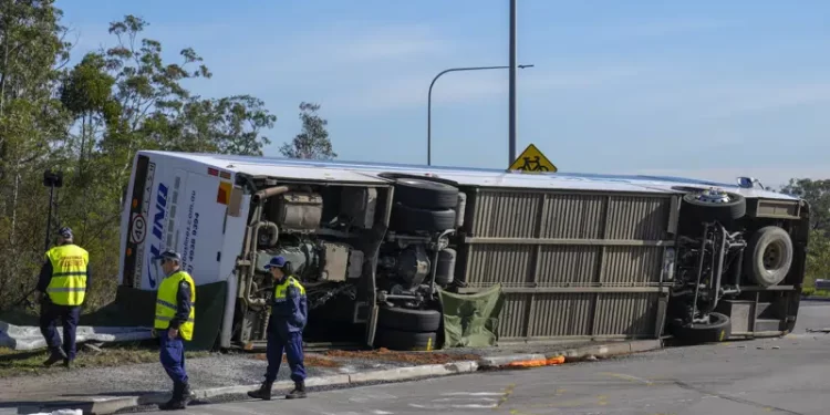 Vuelca autobús que volvía de una boda entre viñedos de Australia: 10 muertos