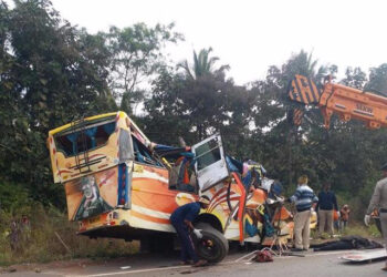 Al menos una decena de muertos en la colisión de dos autobuses en el este de India
