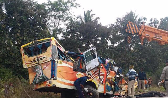 Al menos una decena de muertos en la colisión de dos autobuses en el este de India