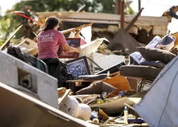 Cinco muertos y más de 640,000 hogares sin electricidad tras el paso de las tormentas que azotan el sur de EE.UU.