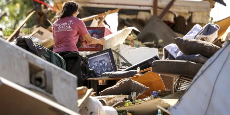 Cinco muertos y más de 640,000 hogares sin electricidad tras el paso de las tormentas que azotan el sur de EE.UU.
