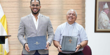 Ministerio de la Juventud y Universidad Católica de Santo Domingo firman acuerdo