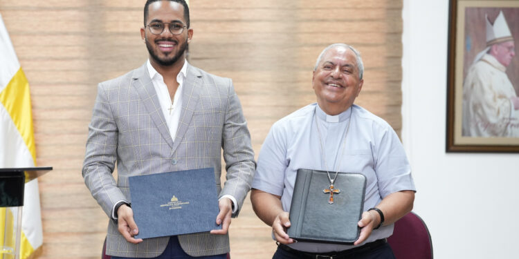 Ministerio de la Juventud y Universidad Católica de Santo Domingo firman acuerdo