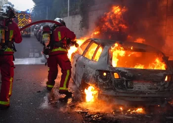 Llamados "a la calma" en Francia tras disturbios por muerte de joven a manos de la policía