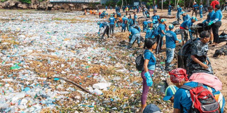 Brigadas de la Alcaldía del DN, MOPC, Medio Ambiente y la Armada trabajan en limpieza de la Playa de Montesinos