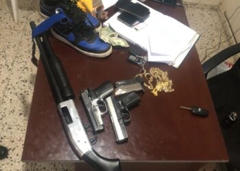 Patrulla PN preventiva apresa hombre al que ocupa tres armas de fuego ilegales y un vehículo