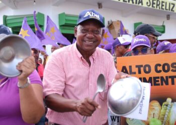 A ritmo de “E’to no lo aguanta nadie, e’pa’ fuera que van”, marchan en SDE